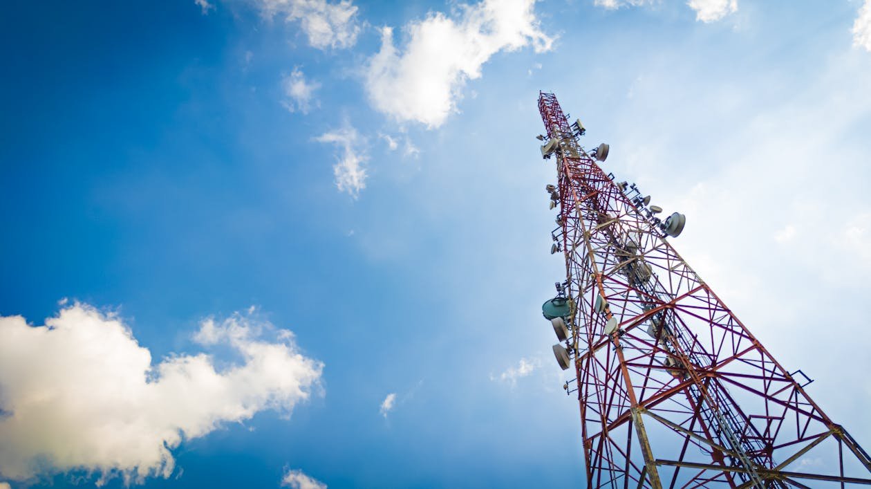 free-photo-of-telecommunication-tower-under-cloudy-and-blue-sky-wireless-communication-and-information-technology-concept (1)